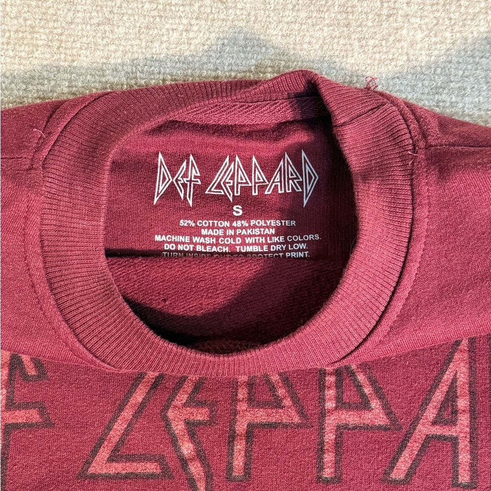Def Leppard Women’s Maroon Band Graphic Sweatshirt Crewneck - Size Small - Picture 4 of 5
